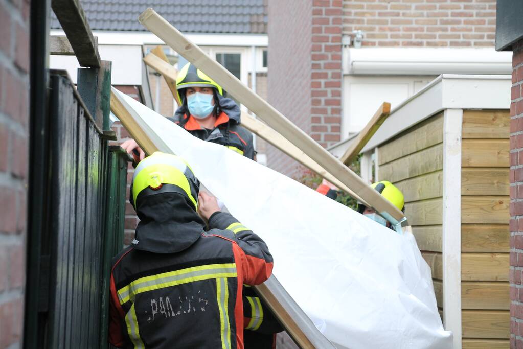 Partytent dreigt weg te vliegen door harde wind