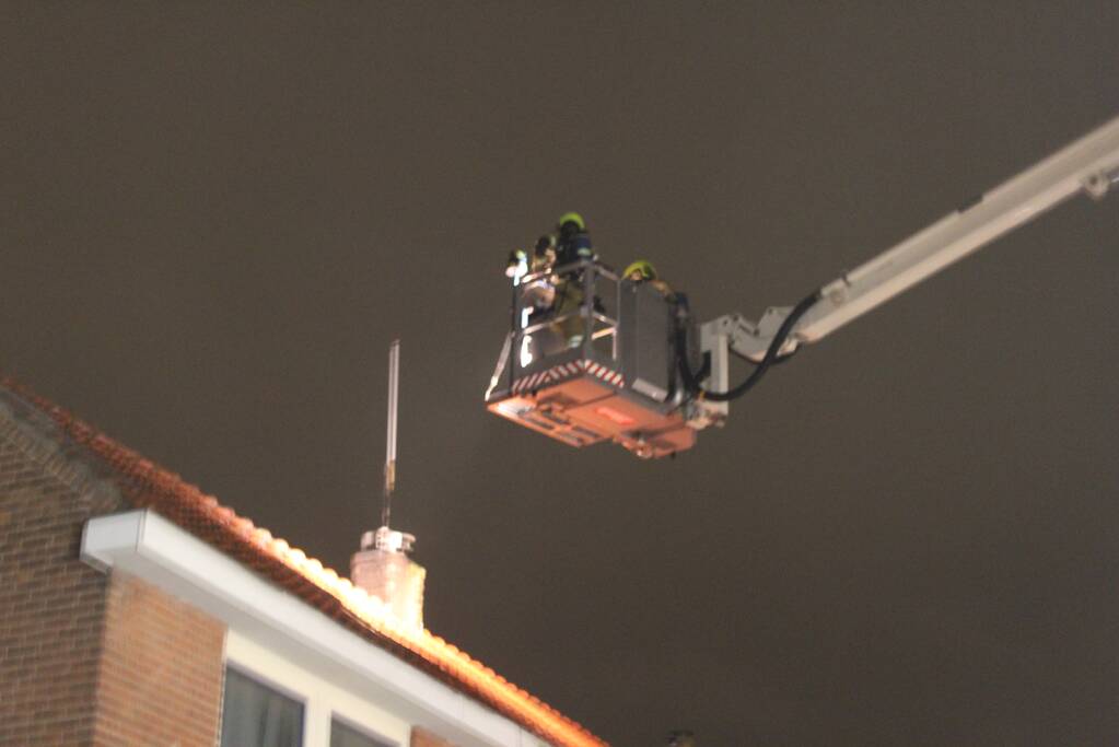 Brand in schoorsteen van woning