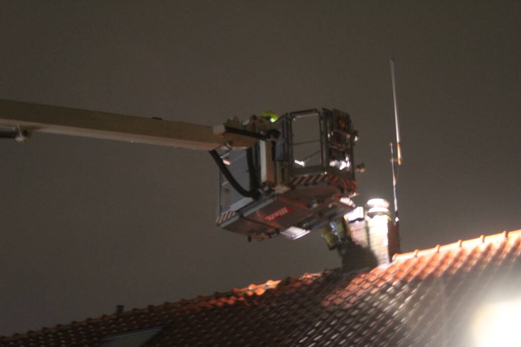 Brand in schoorsteen van woning
