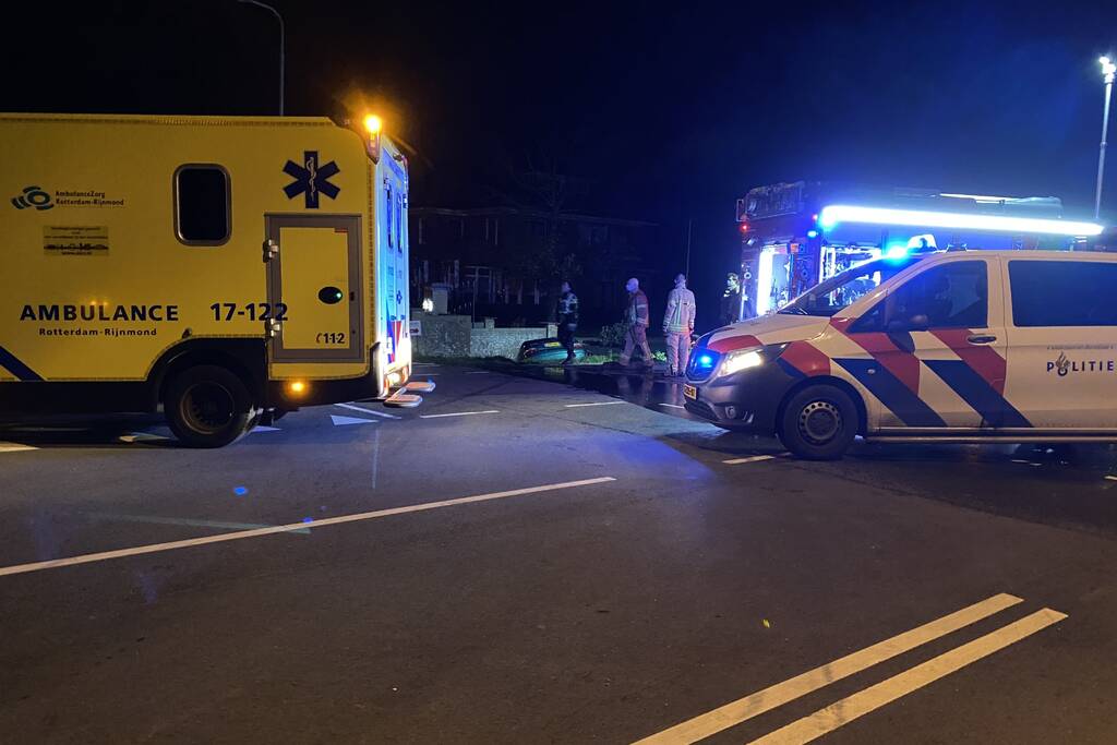 Auto raakt te water, inzittende gevlucht