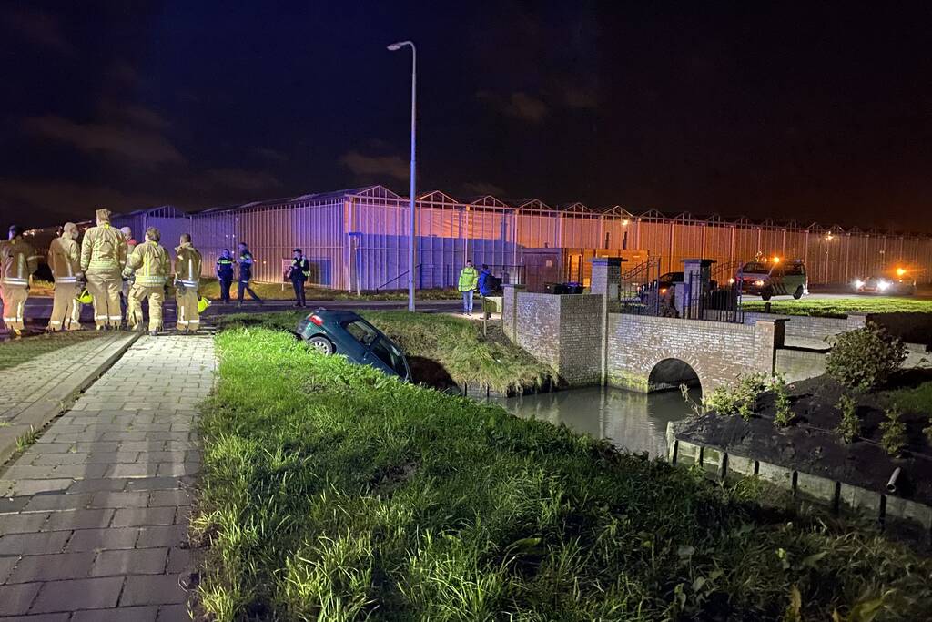 Auto raakt te water, inzittende gevlucht