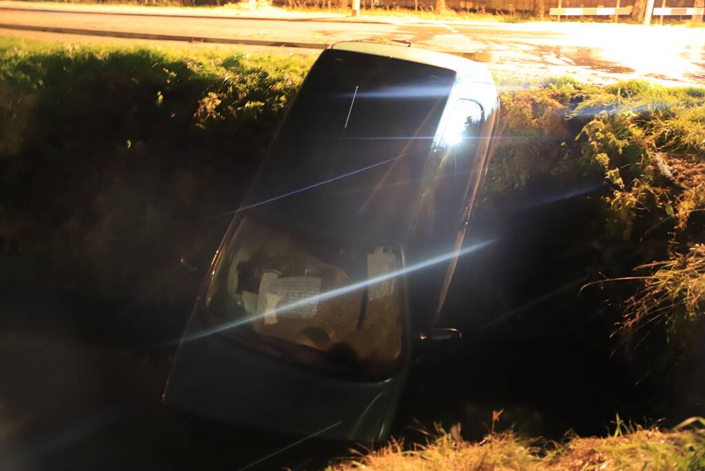 Auto raakt te water, inzittende gevlucht