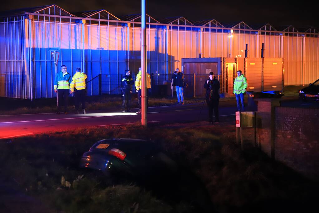 Auto raakt te water, inzittende gevlucht