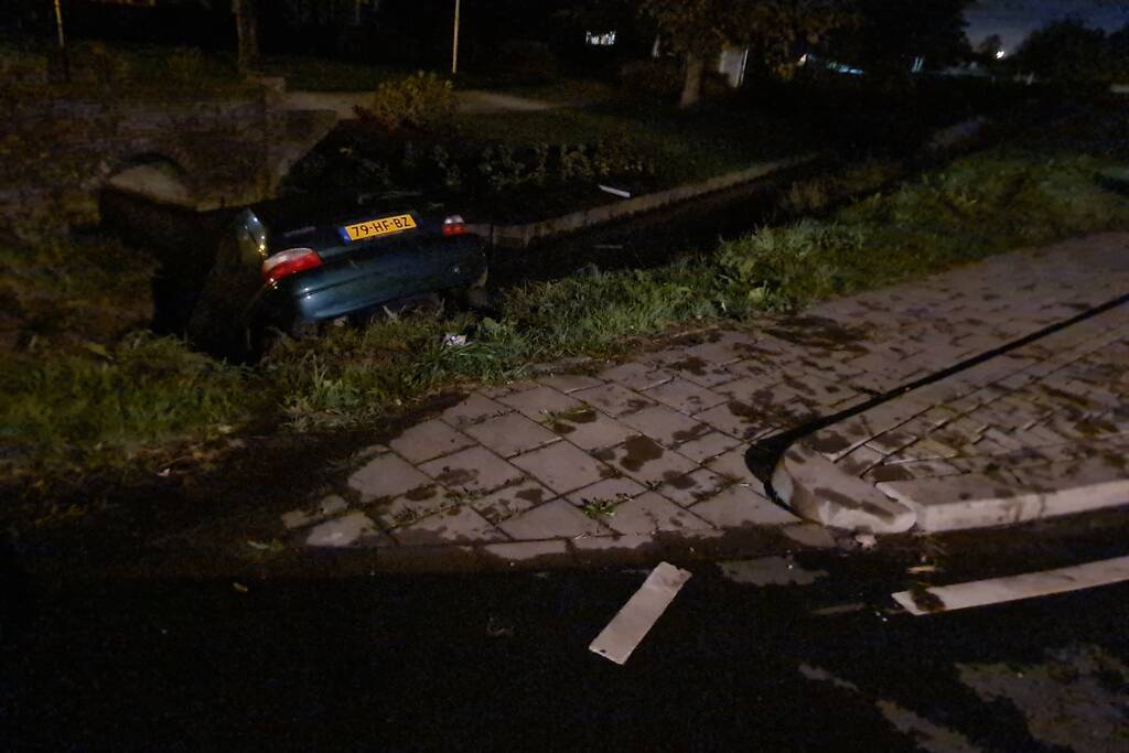 Auto raakt te water, inzittende gevlucht