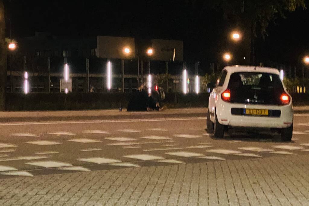 Automobiliste rijdt fietser aan bij verlaten tankstation