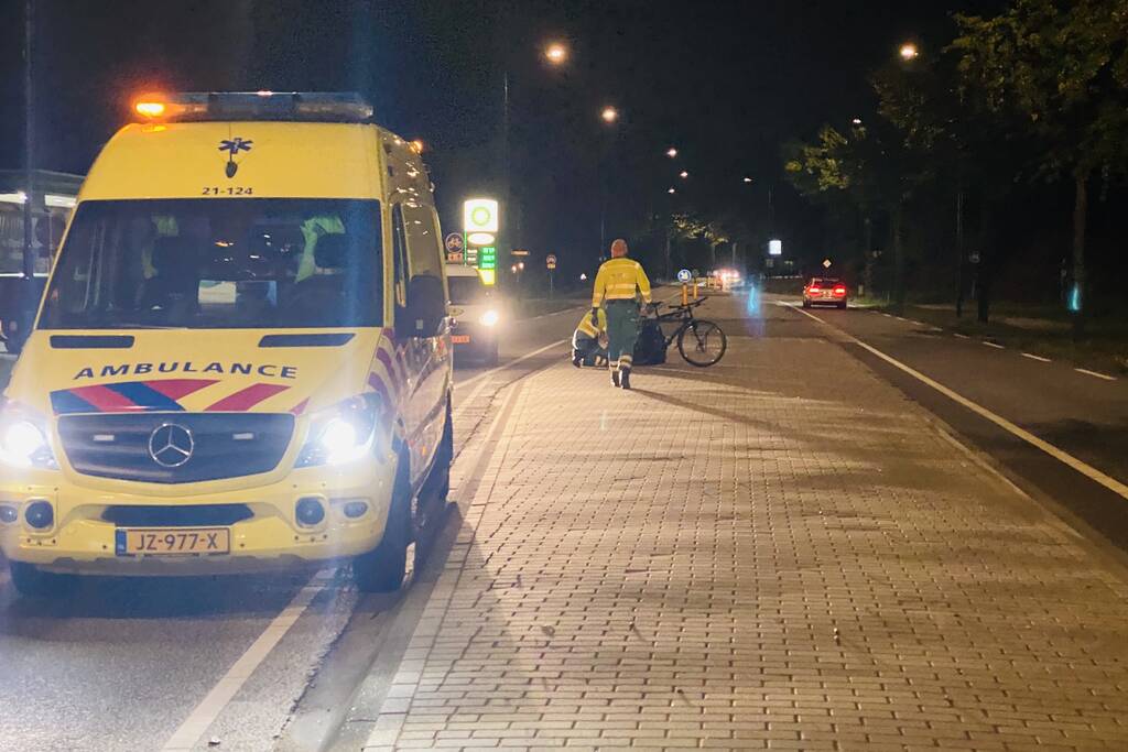 Automobiliste rijdt fietser aan bij verlaten tankstation