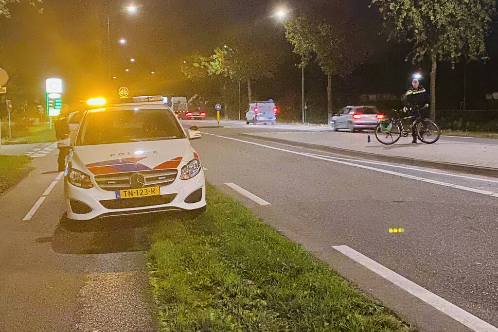 Automobiliste rijdt fietser aan bij verlaten tankstation