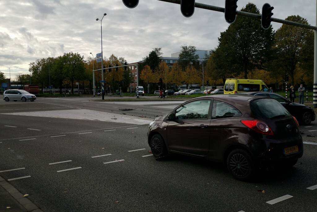 Flinke schade door botsing tussen twee voertuigen en vrachtwagen