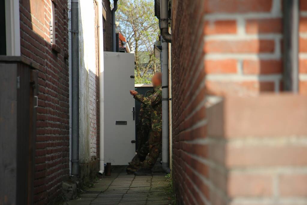 Explosieven Opruimingsdienst haalt granaten, ontsteker en een kogel uit schuur