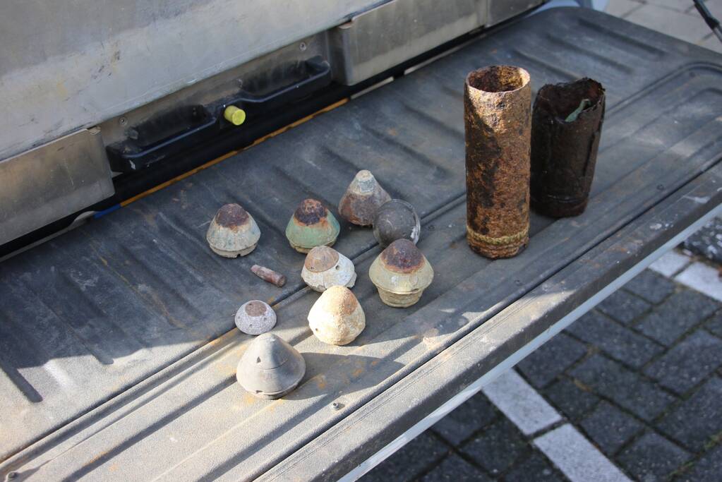 Explosieven Opruimingsdienst haalt granaten, ontsteker en een kogel uit schuur