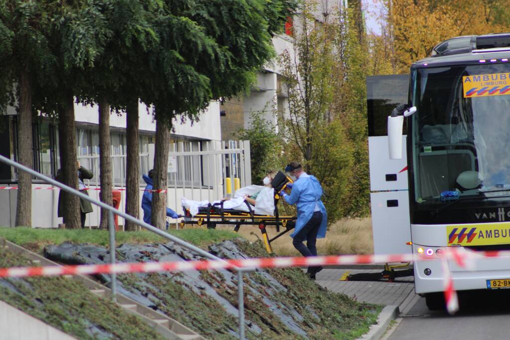 Zes coronapatiënt uit Rotterdam opgehaald met ambulancebus