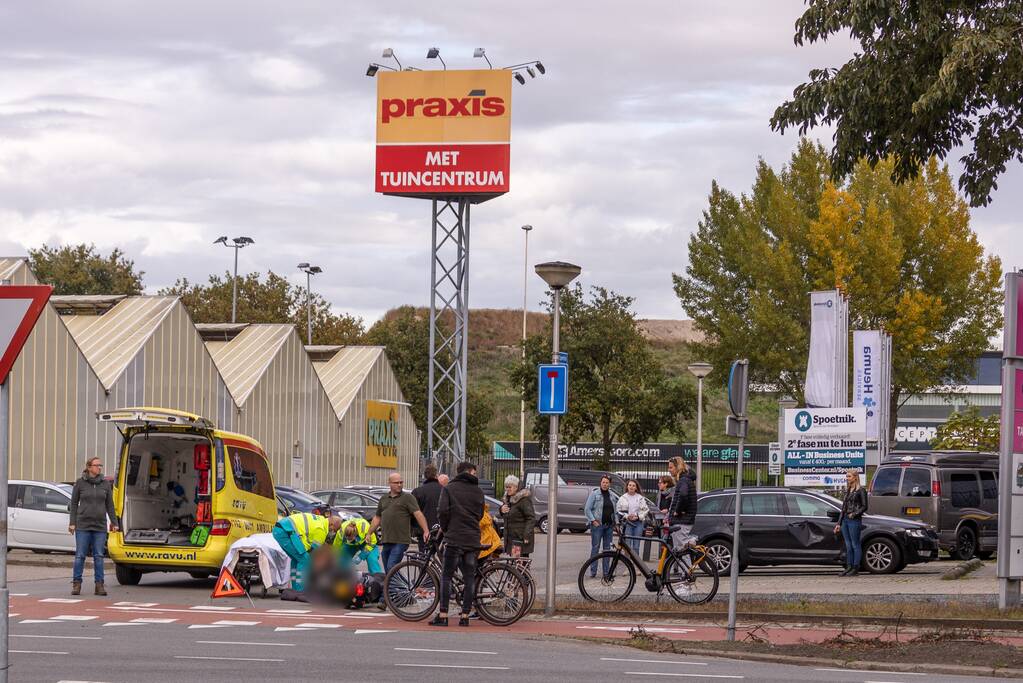 Brommerrijdster gewond na botsing met auto