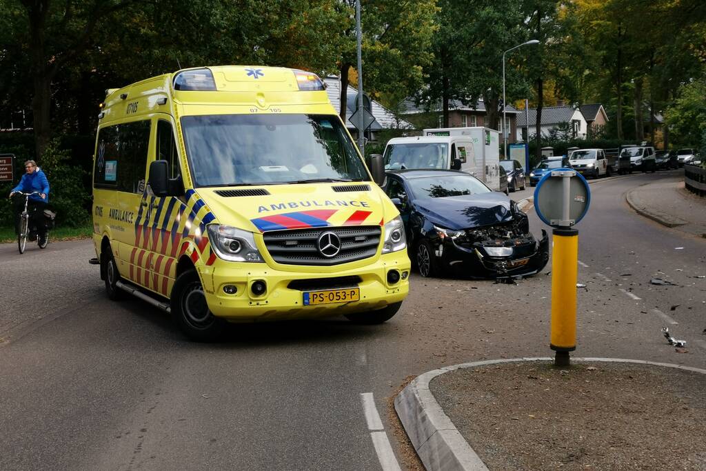 Forse schade na aanrijding tussen twee auto's