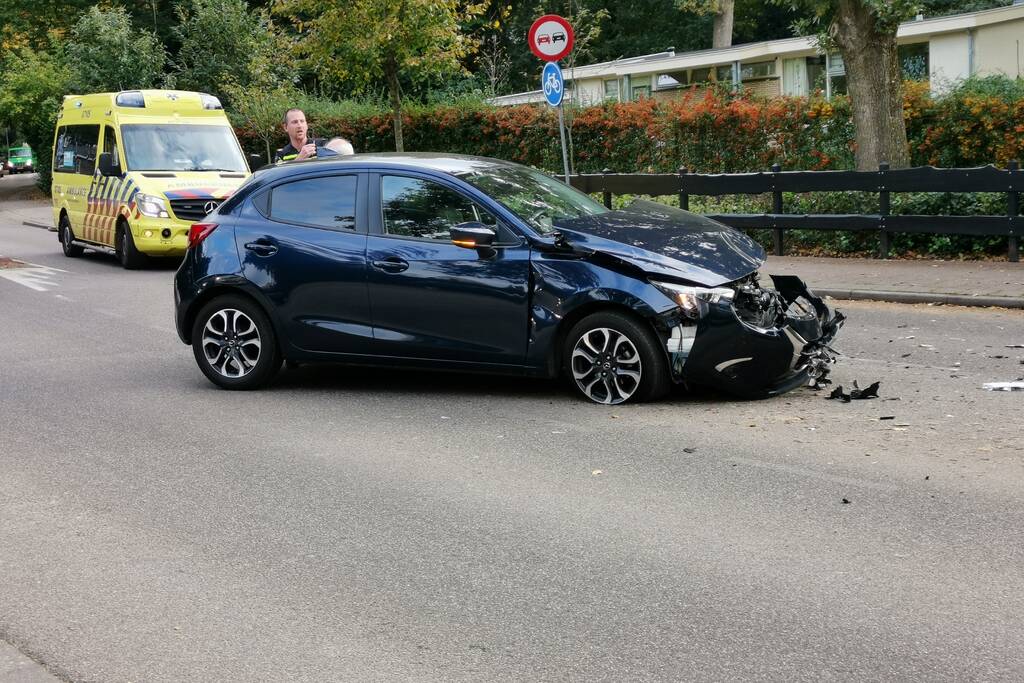 Forse schade na aanrijding tussen twee auto's
