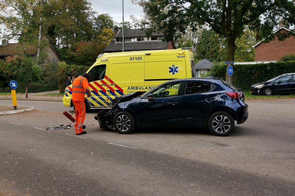 Forse schade na aanrijding tussen twee auto's