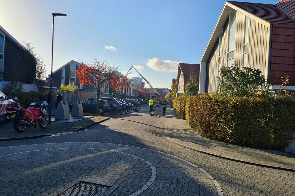 Grote brand in dak van woning