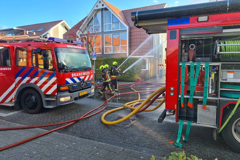 Grote brand in dak van woning