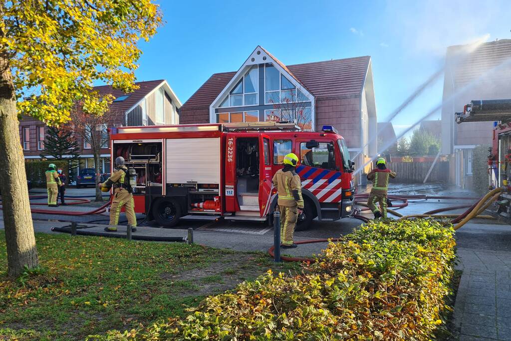 Grote brand in dak van woning
