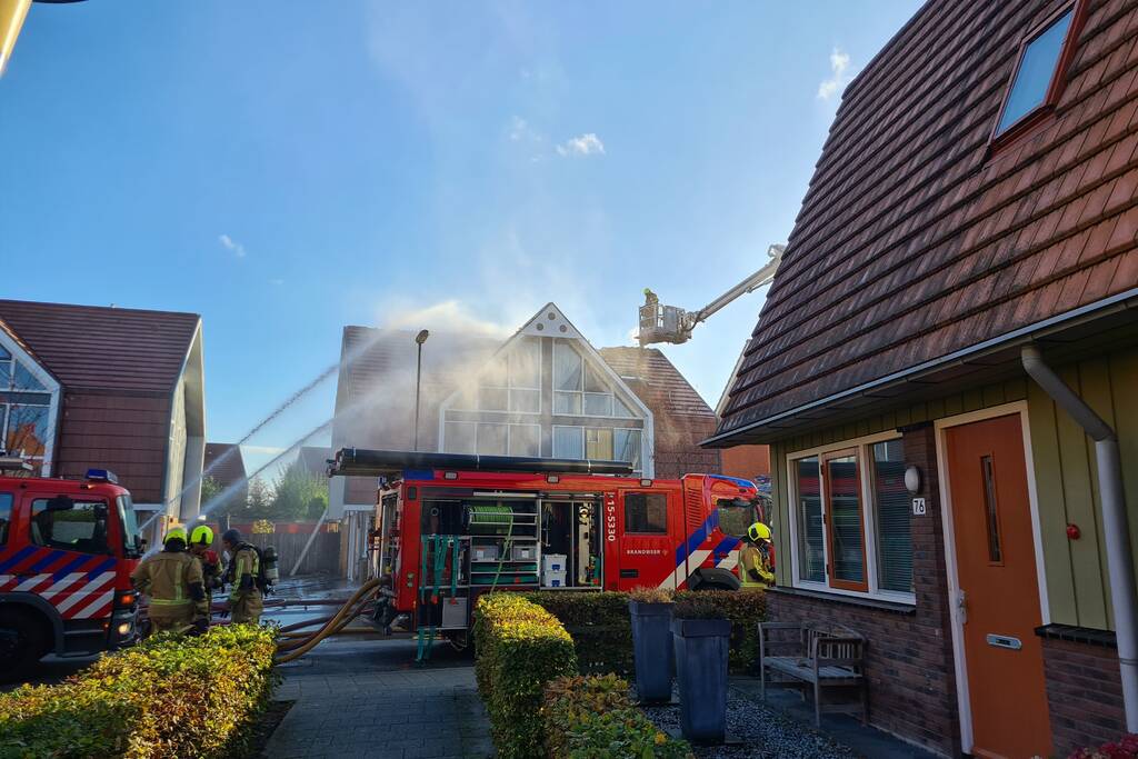 Grote brand in dak van woning