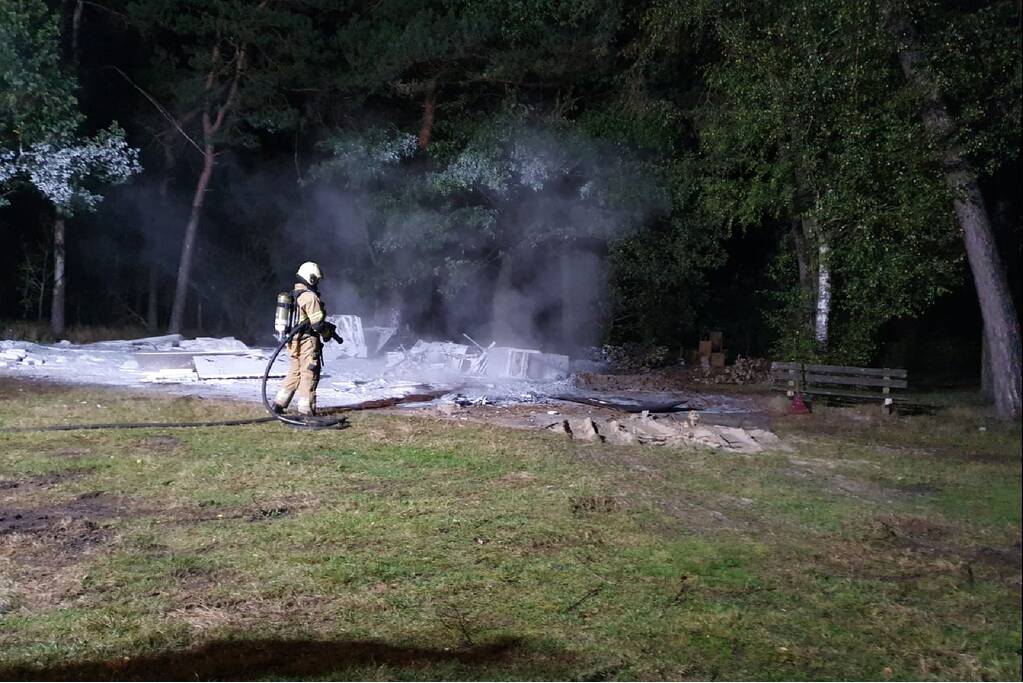 Berg rommel in de brand gestoken