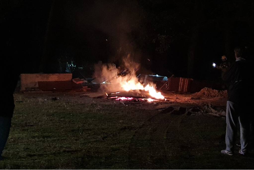 Berg rommel in de brand gestoken