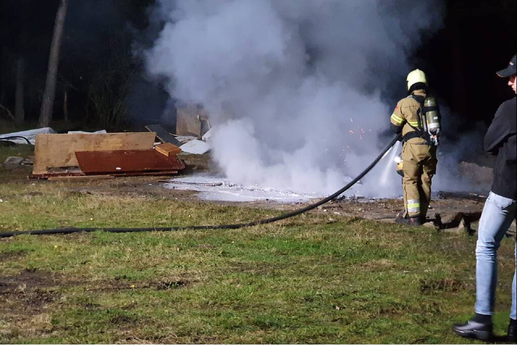 Berg rommel in de brand gestoken