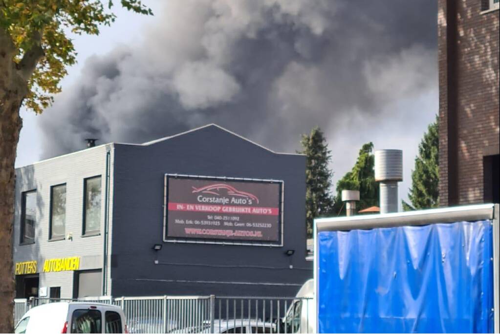 Dikke rookwolken boven industrieterrein bij brand in pand Sims Lifecycle Services
