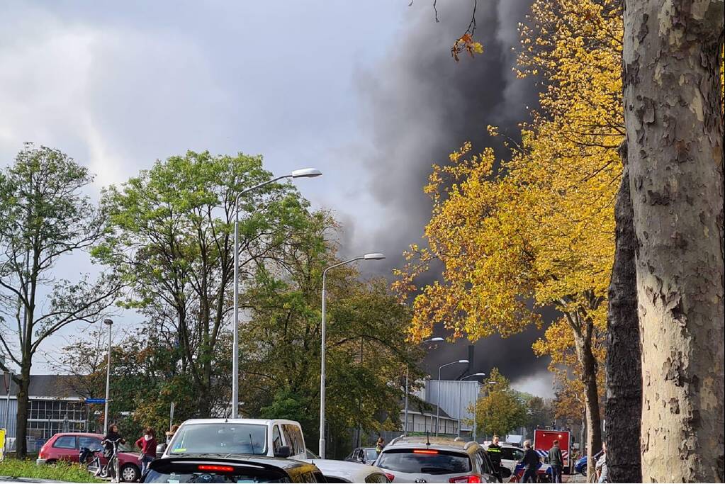 Dikke rookwolken boven industrieterrein bij brand in pand Sims Lifecycle Services