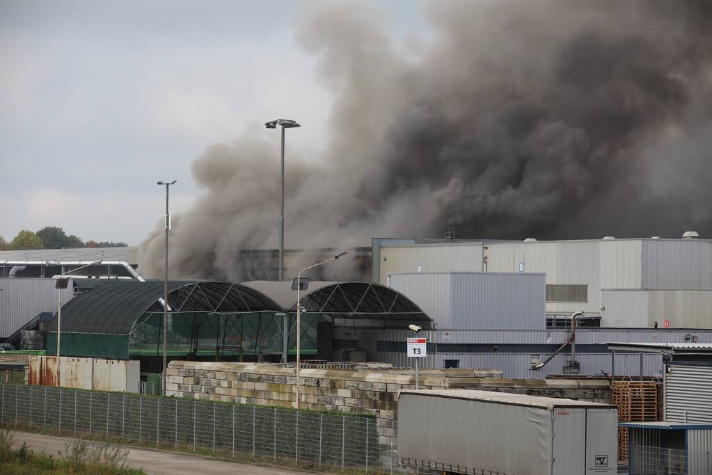 Dikke rookwolken boven industrieterrein bij brand in pand Sims Lifecycle Services