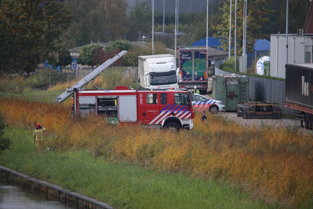 Dikke rookwolken boven industrieterrein bij brand in pand Sims Lifecycle Services