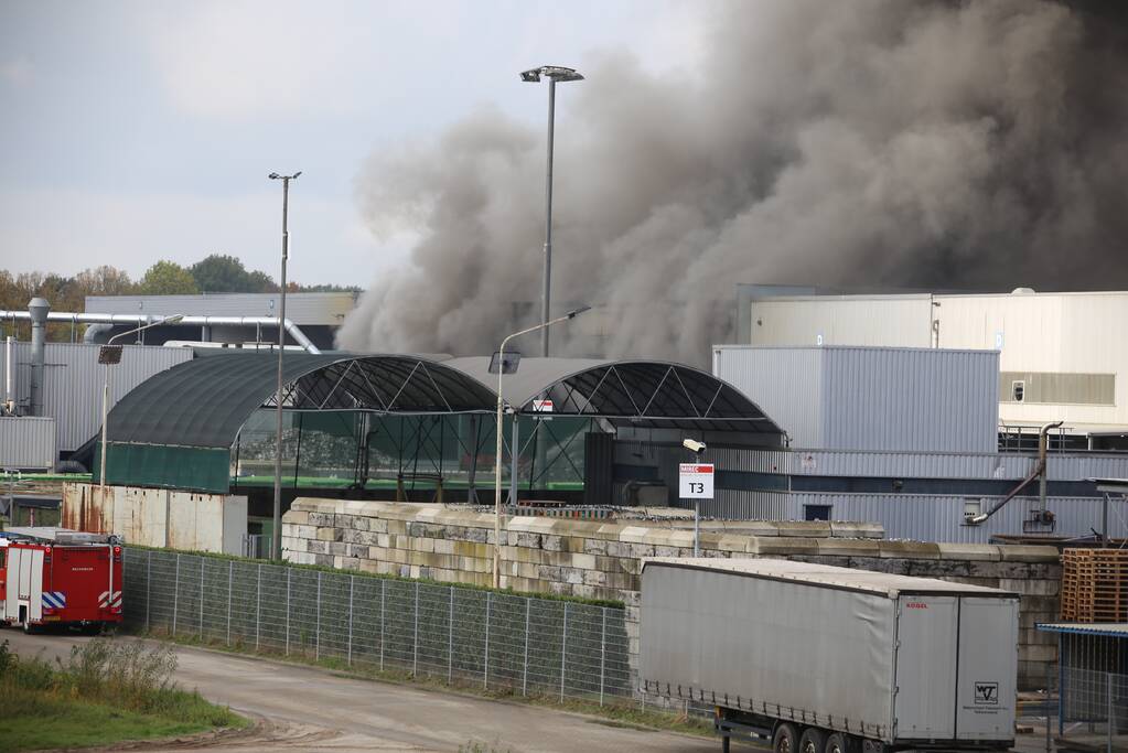 Dikke rookwolken boven industrieterrein bij brand in pand Sims Lifecycle Services