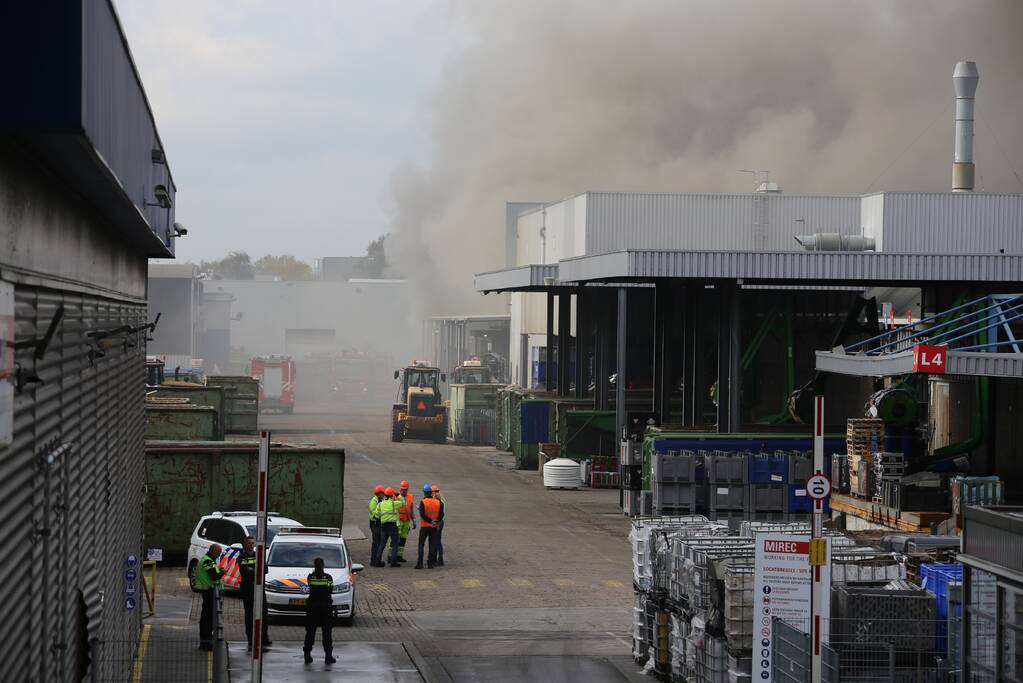 Dikke rookwolken boven industrieterrein bij brand in pand Sims Lifecycle Services