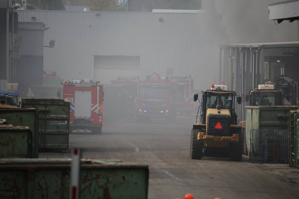 Dikke rookwolken boven industrieterrein bij brand in pand Sims Lifecycle Services