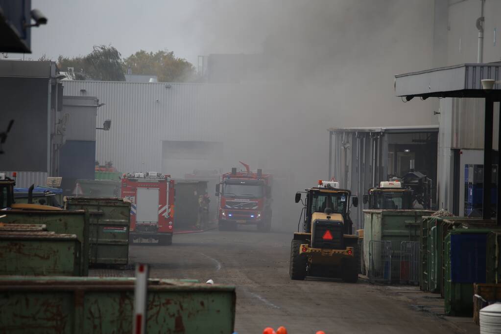 Dikke rookwolken boven industrieterrein bij brand in pand Sims Lifecycle Services