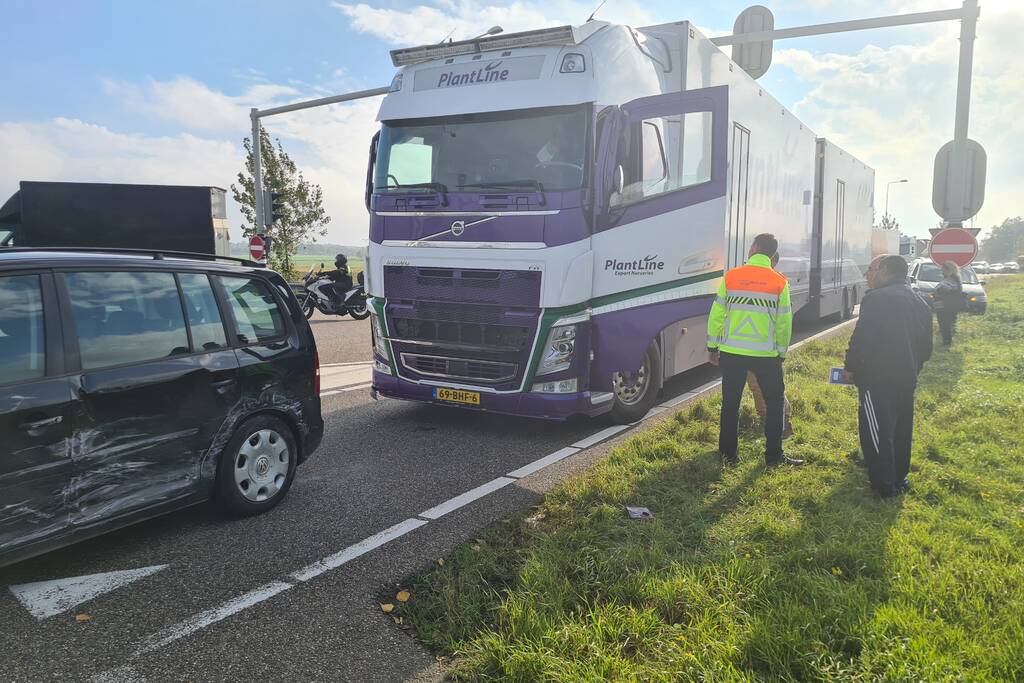 Botsing tussen personenauto en vrachtwagen