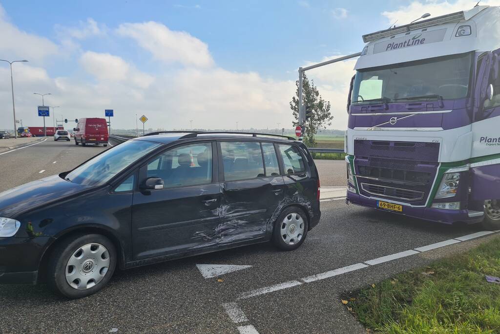 Botsing tussen personenauto en vrachtwagen
