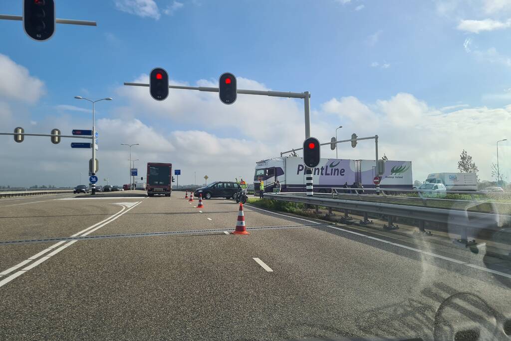 Botsing tussen personenauto en vrachtwagen