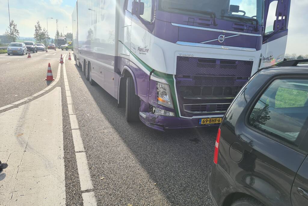 Botsing tussen personenauto en vrachtwagen
