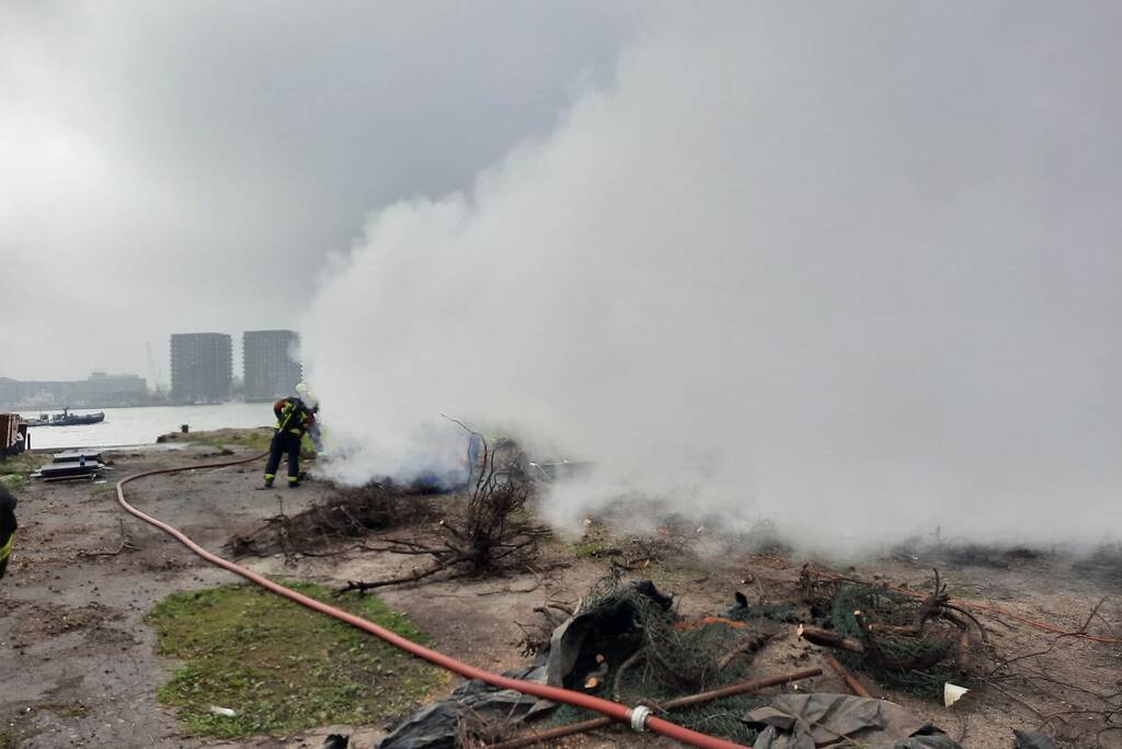 Brandweer blust brand in container