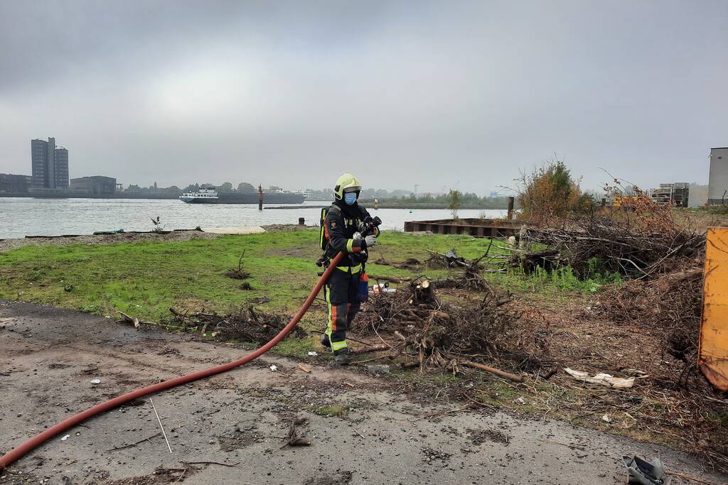 Brandweer blust brand in container