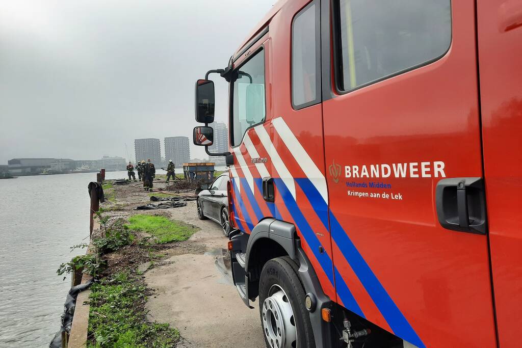 Brandweer blust brand in container