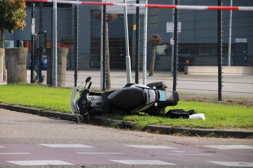 Tesla in botsing met scooter