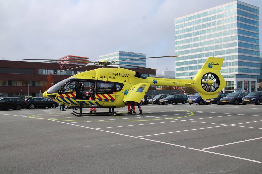 Traumahelikopter landt voor vervoer corona patiënten