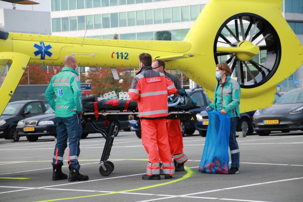 Traumahelikopter landt voor vervoer corona patiënten