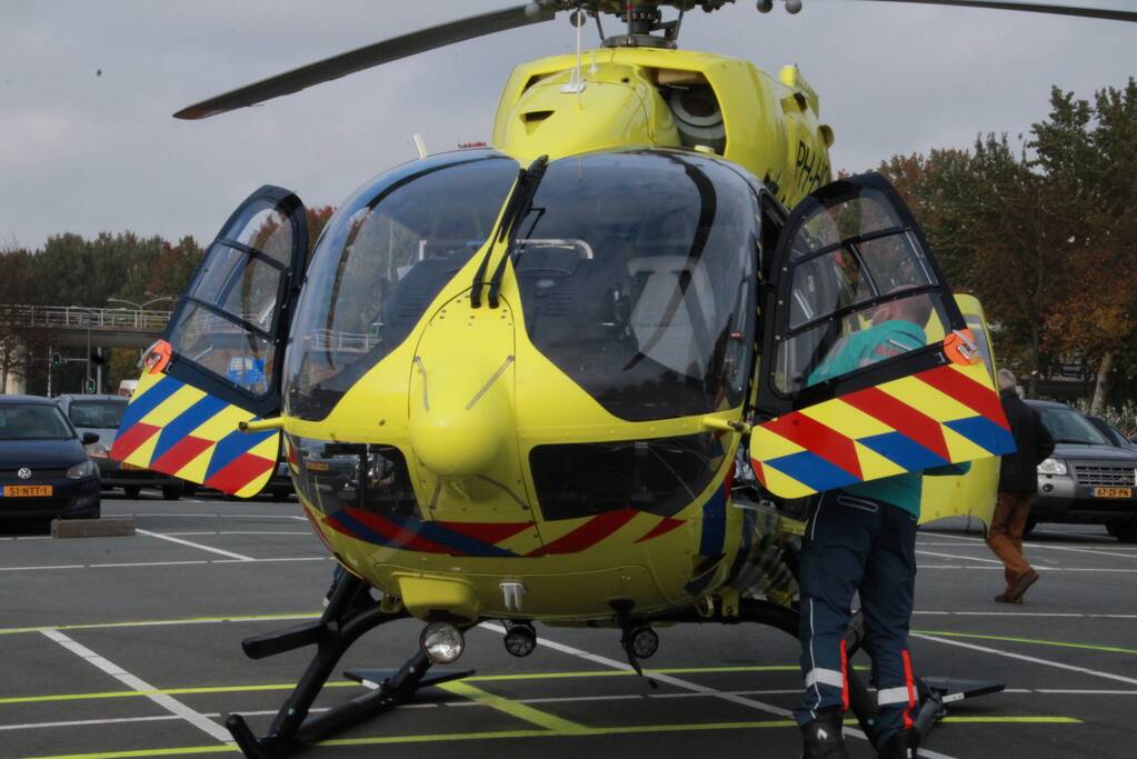 Traumahelikopter landt voor vervoer corona patiënten