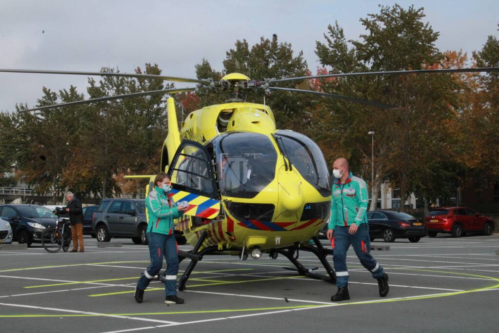 Traumahelikopter landt voor vervoer corona patiënten