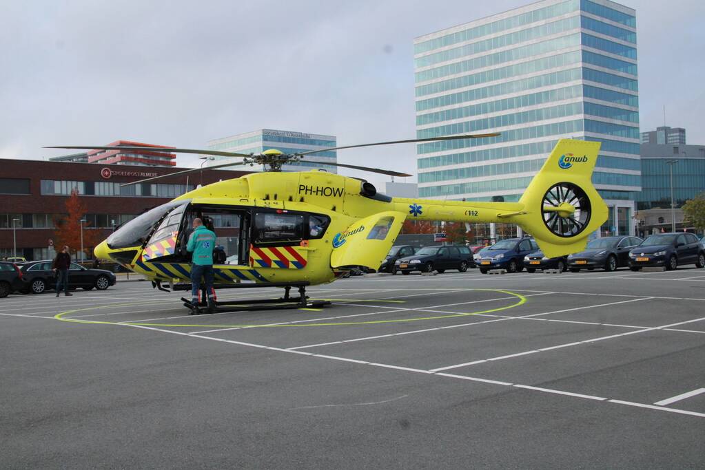 Traumahelikopter landt voor vervoer corona patiënten