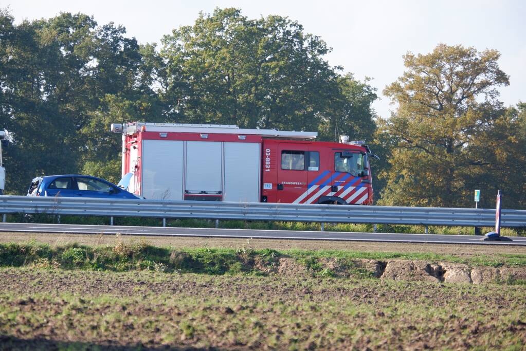 Vrachtwagen en auto botsen op snelweg
