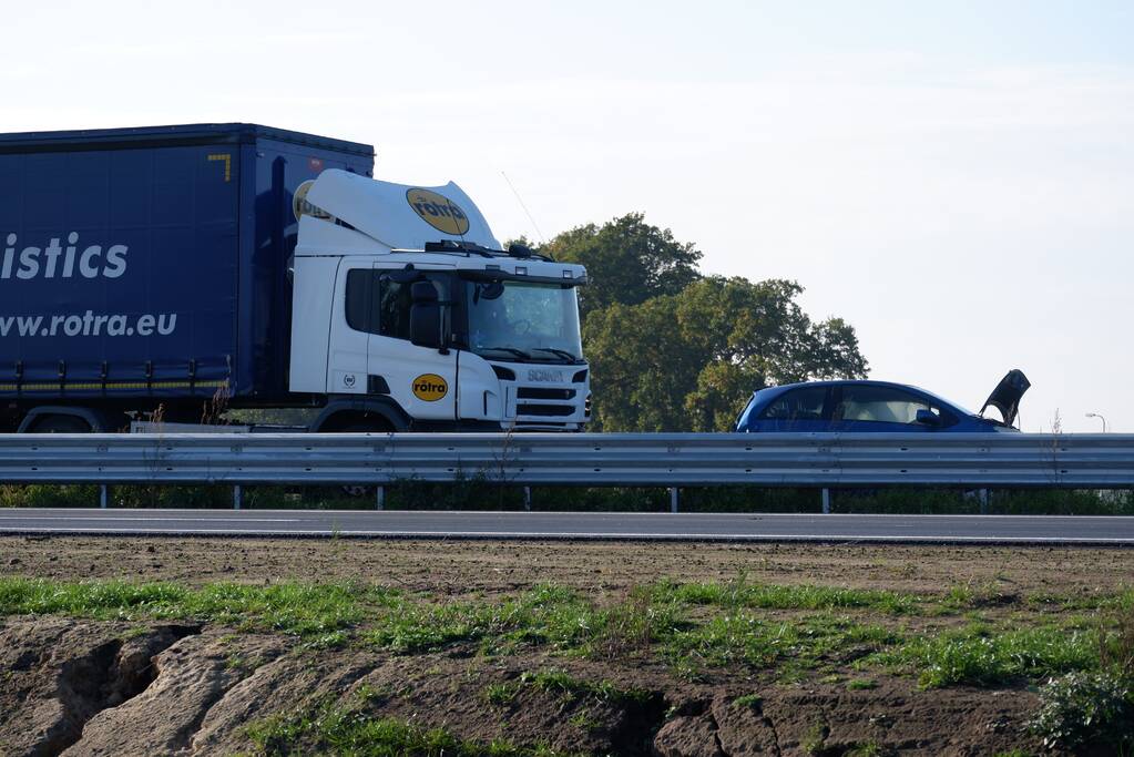 Vrachtwagen en auto botsen op snelweg