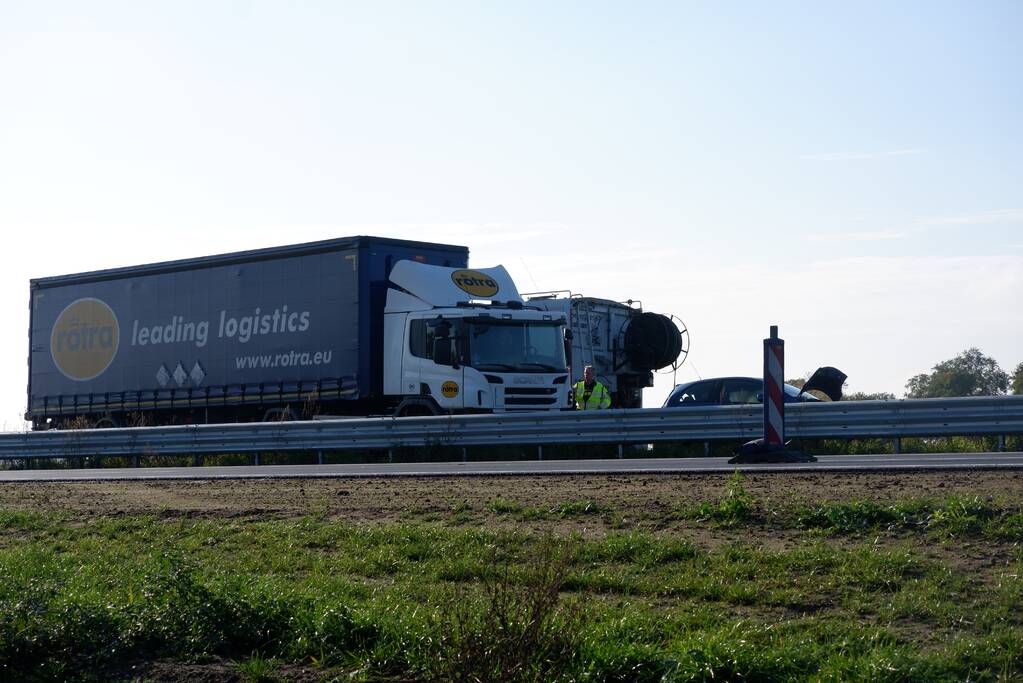 Vrachtwagen en auto botsen op snelweg